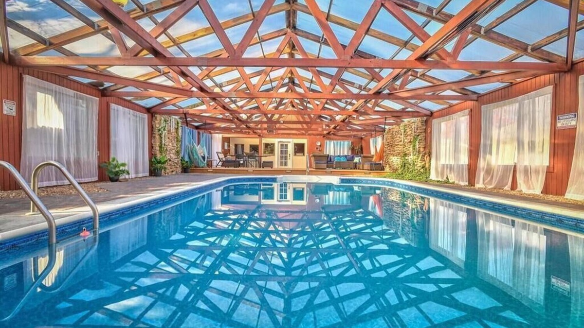 Independence House | Heated Salt Water Pool and Large Home l Spring Break! Close to Soccer + Royals