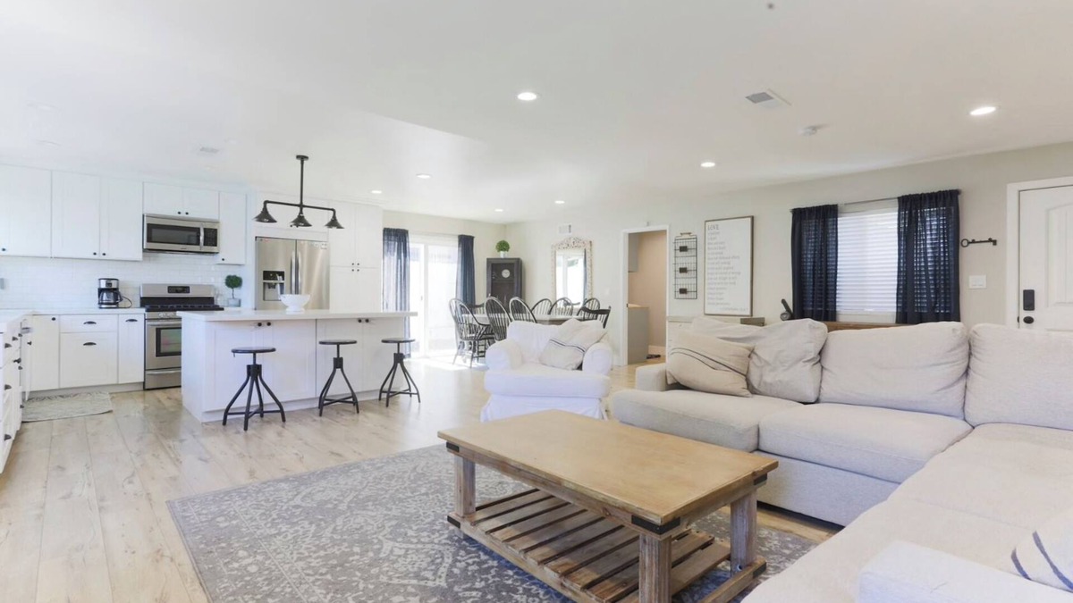 Thousand Oaks House | HEATED SPA, WEEKDAY DISCOUNTS, CUL-DE-SAC! Newly Remodeled Farmhouse home!
