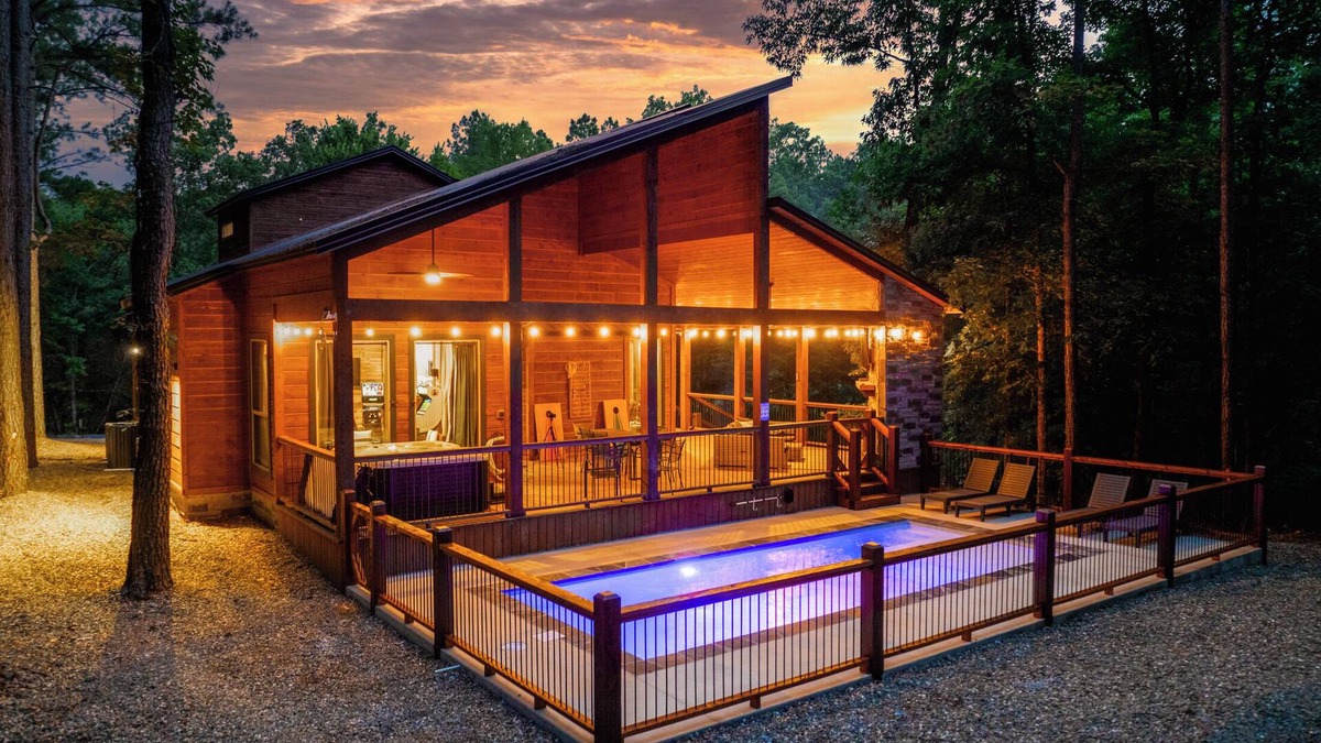 Broken Bow Cabin | HeatedPool/Creek/PlaySet/ArcadeGames/Slide/HotTub