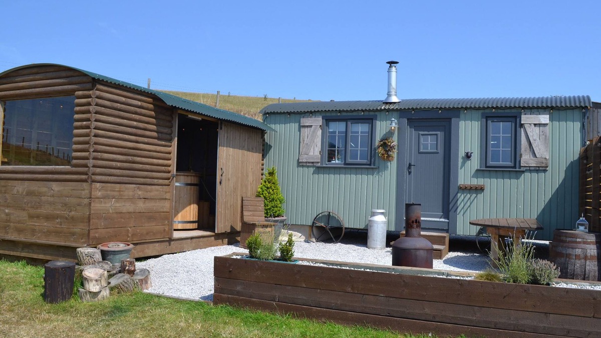 Barnoldswick Cottage | HEATHER HUT AT COPY HOUSE HIDEAWAY, pet friendly in Earby