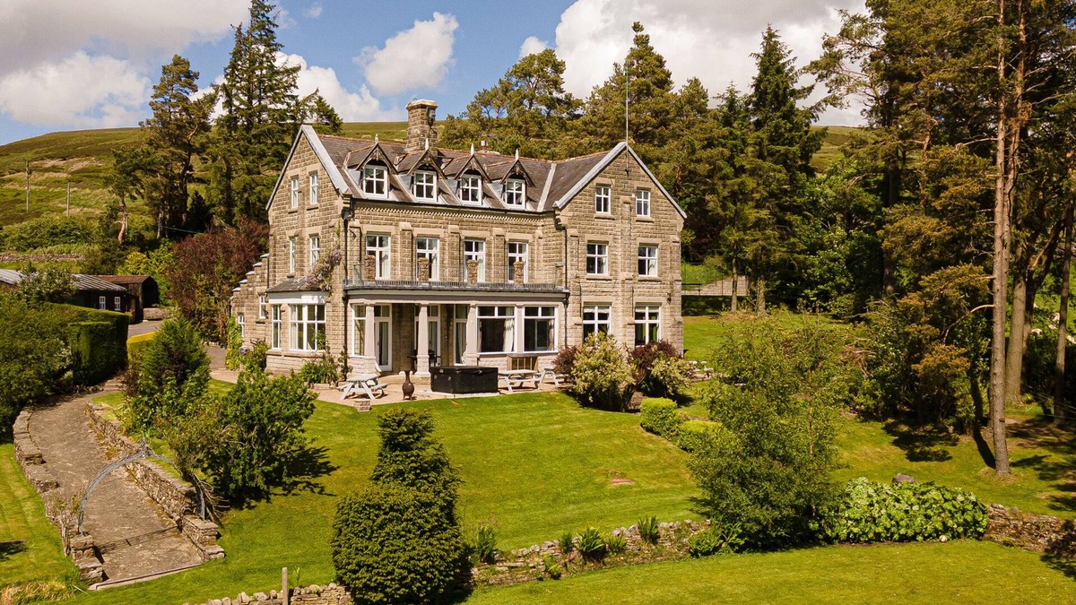 Middleton in Teesdale House | HEATHERBRAE, pet friendly, with hot tub in Middleton-In-Teesdale
