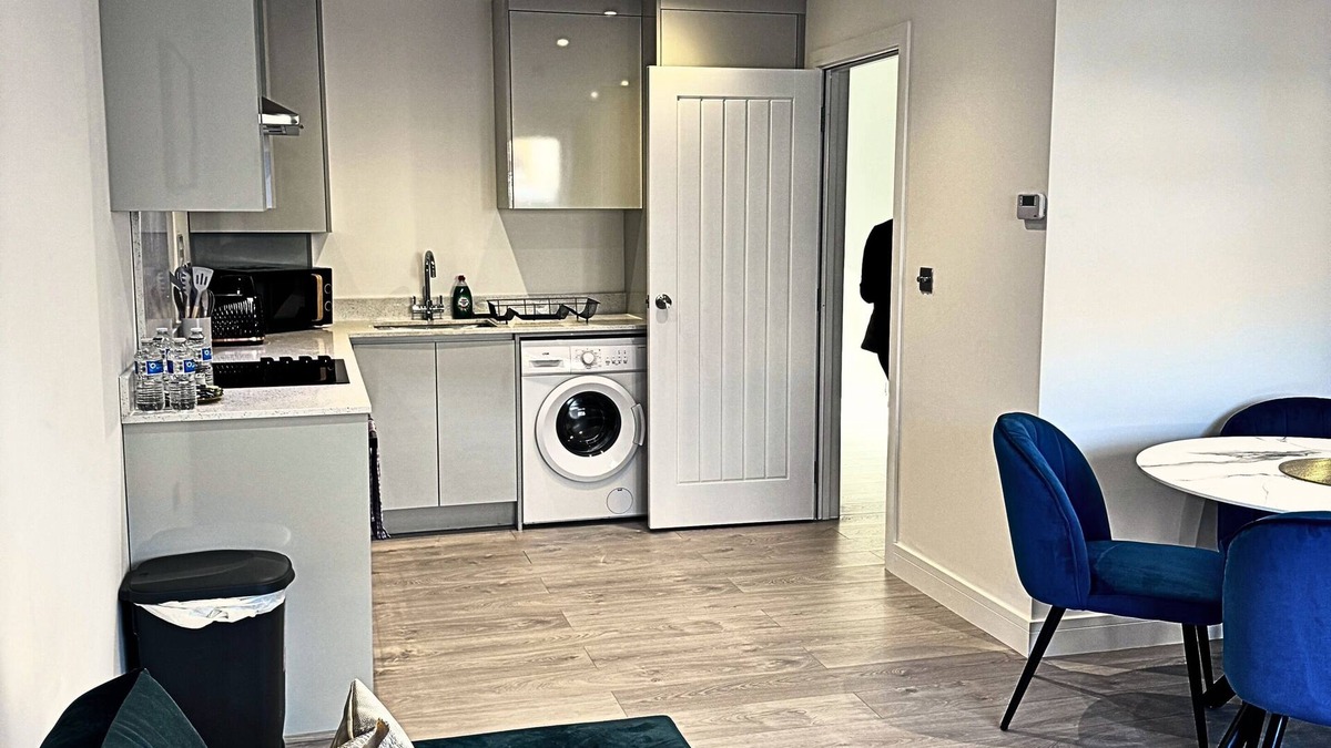 Ashford Apartment | Heathrow Convenience Haven - Free Parking - Near Restaurants - EV Charging