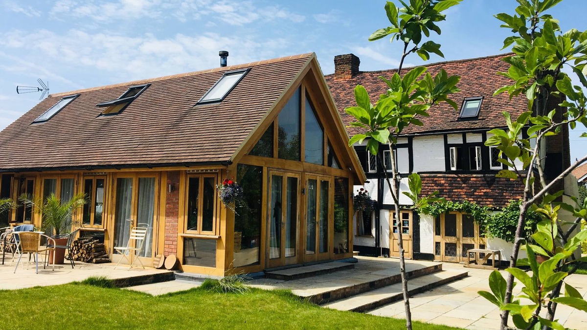 Stanwell Bed & Breakfast | Heathrow Cottages B&B