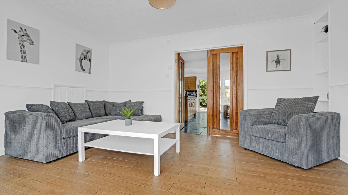 Stanwell House | Heathrow Living St Annes Serviced House 5 bedrooms 3 bath