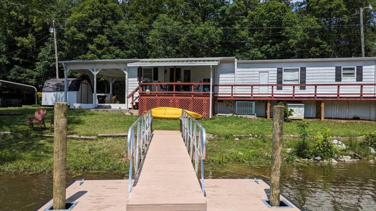 Prosperity House | Heaths Cove on Lake Murray with 3 bed 3 baths. Beautiful lake views and dock