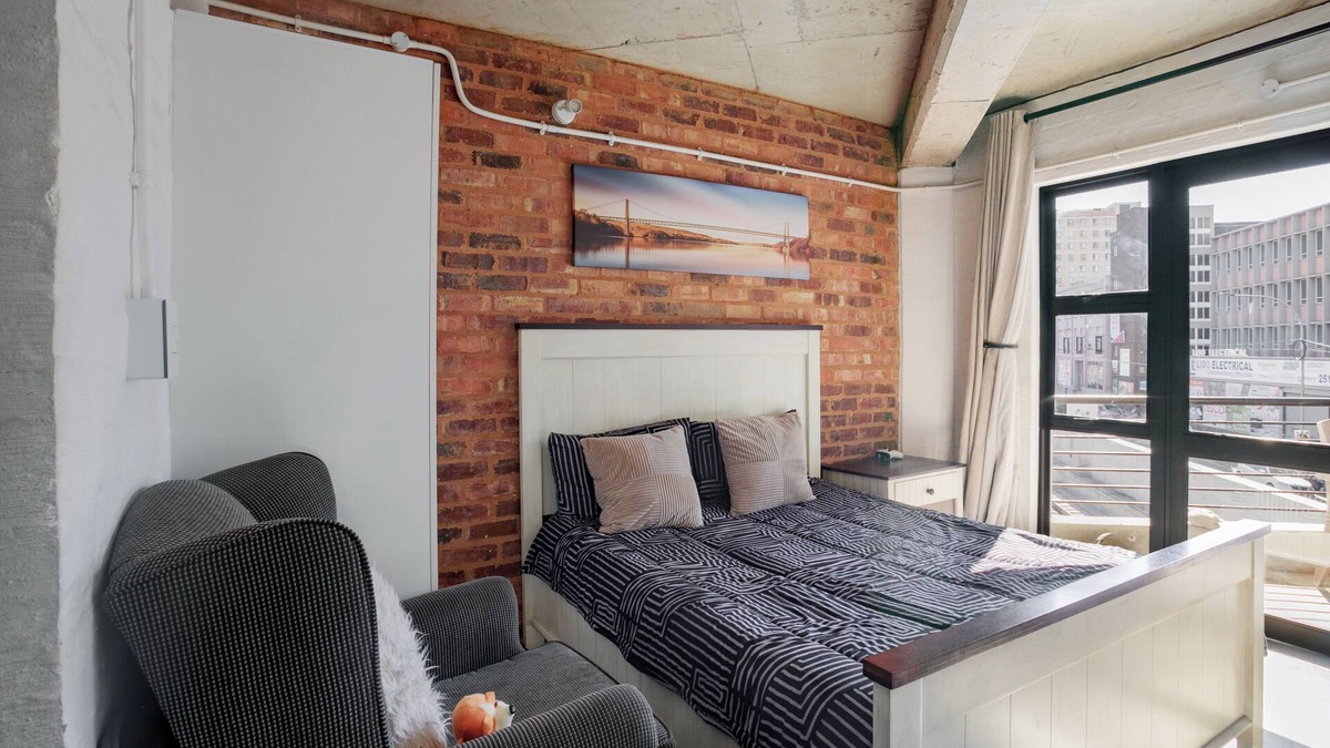 Downtown Johannesburg Apartment | Heating and double balcony views In the city - Gina's Escape