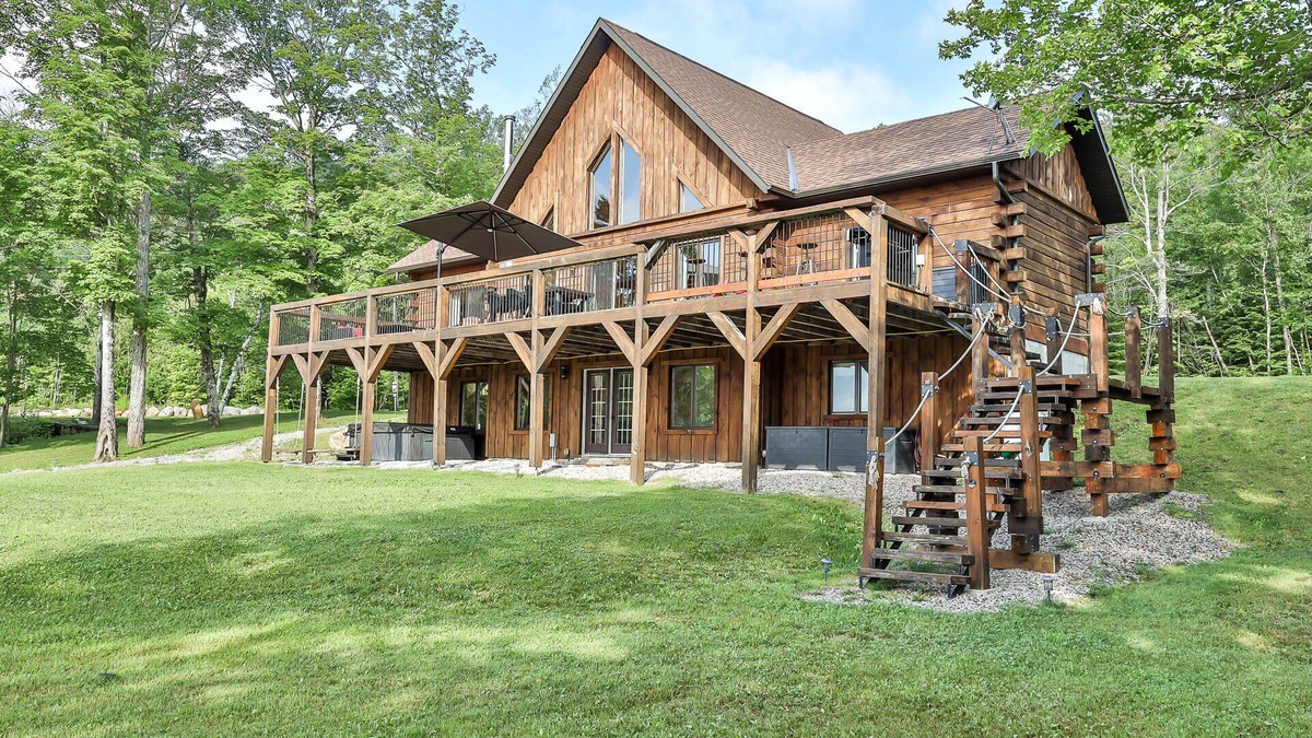 Notre-Dame-de-Pontmain Cottage | Heaven 47 - Cottage with Hot Tub & Huge Games Room