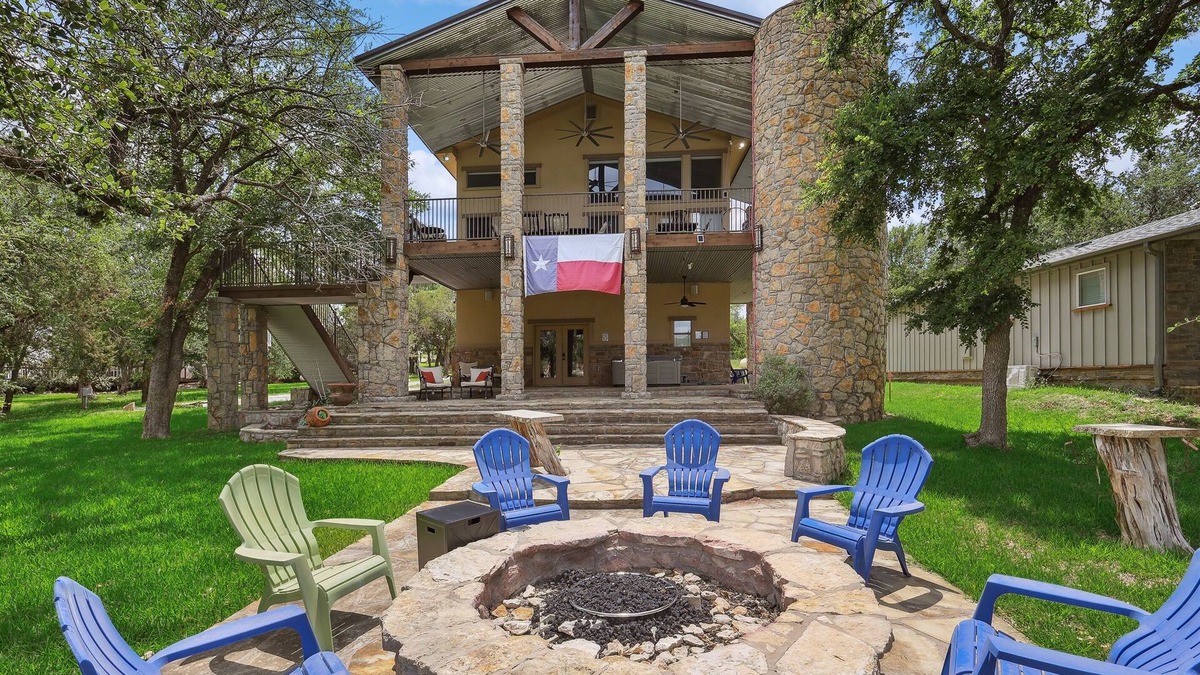Graford House | Heaven In Hells Gate! Water access, kayaks, game room!