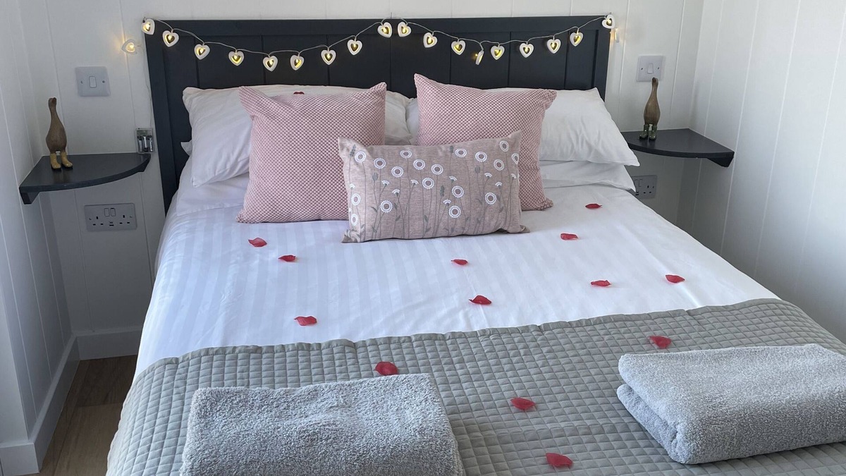 Port William Cabin | Heavenly 1 bed Converted Shipping Container With hot tub