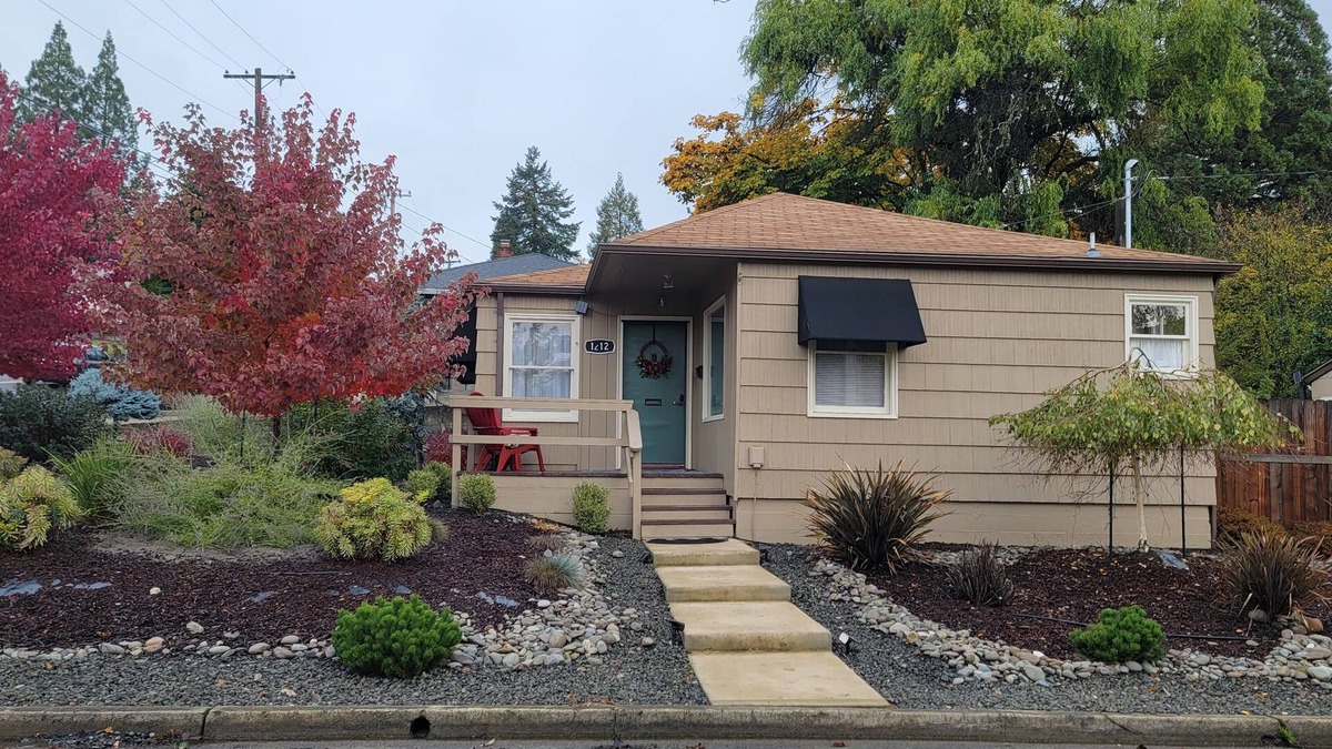 Roseburg House | Heavenly Bungalow, immaculately clean, close to downtown!