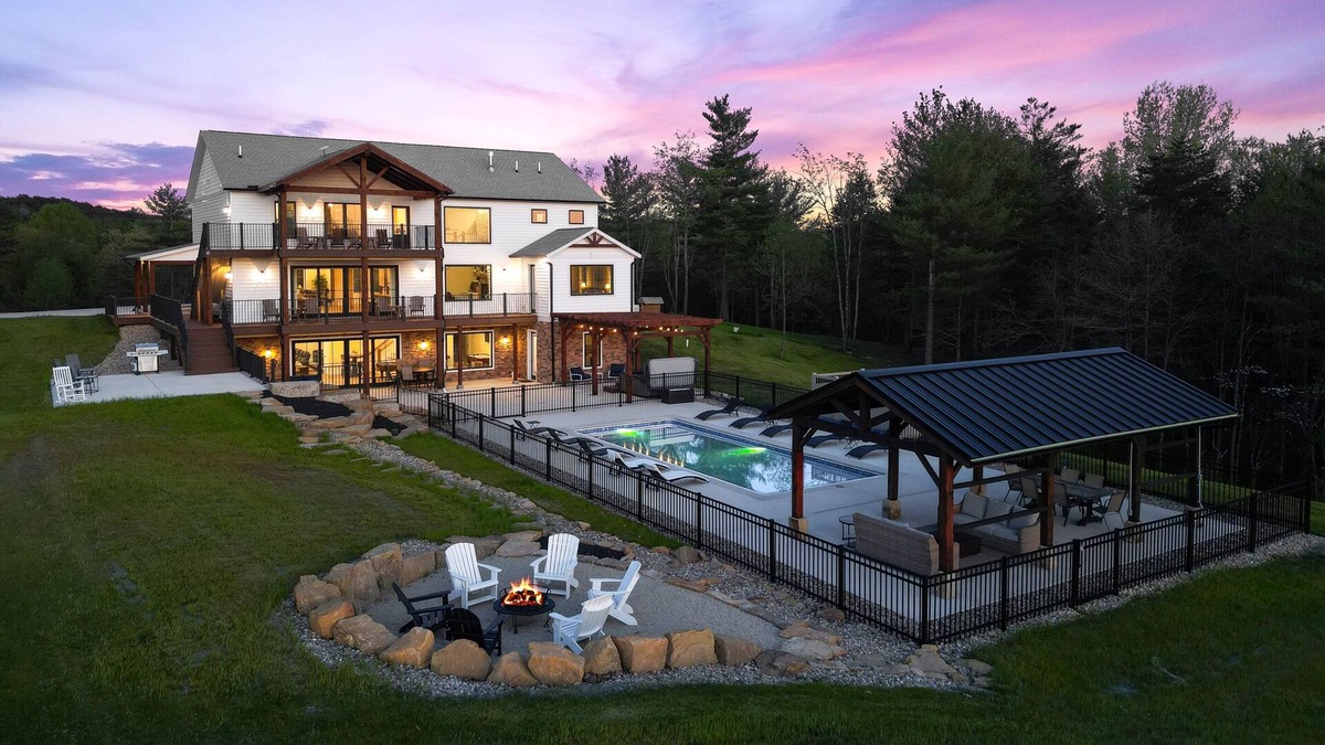 Logan Cabin | Heavenly View Farmhouse in Hocking Hills