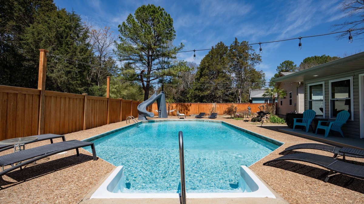 Heber Springs House | Heber Springs Home w/Heated Pool! Walk to Sandy Beach & Greers Ferry Lake!