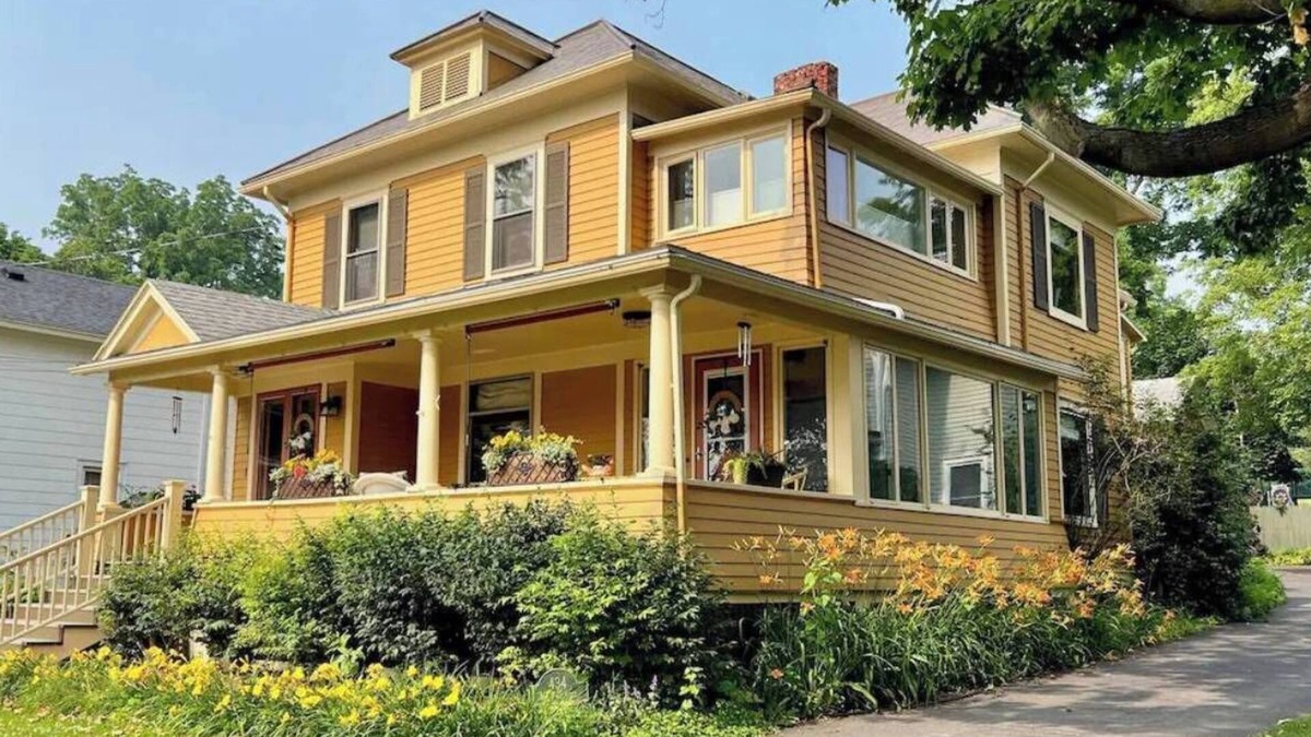 Town of Ledyard Apartment | Heck-Of-A-Deck Lakehouse with Sunsets, and Kayaks, too!