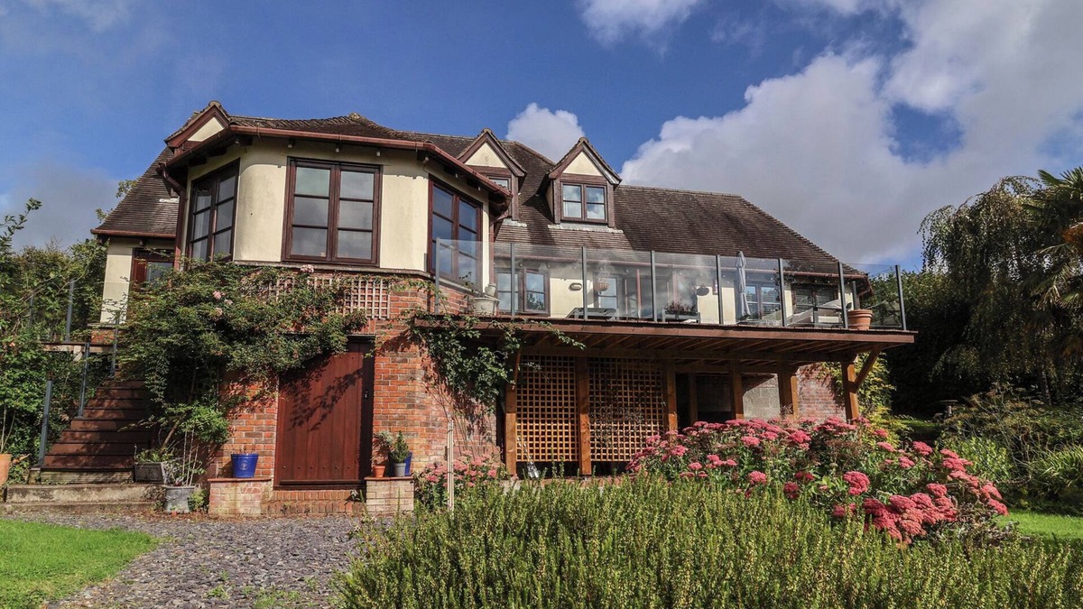 Barnstaple Cottage | HEDGEROSE, pet friendly, character holiday cottage in Barnstaple