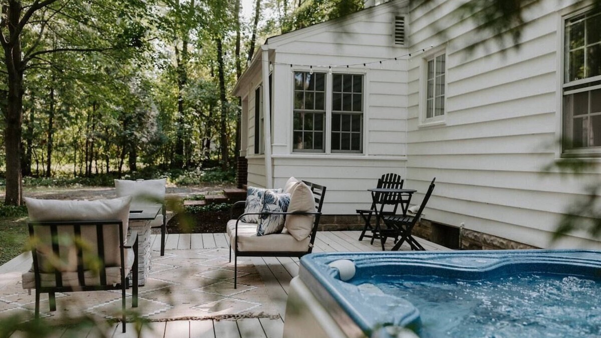 Arden Hills Cottage | Heirloom Cottage: Getaway in the Woods w/ Hot Tub