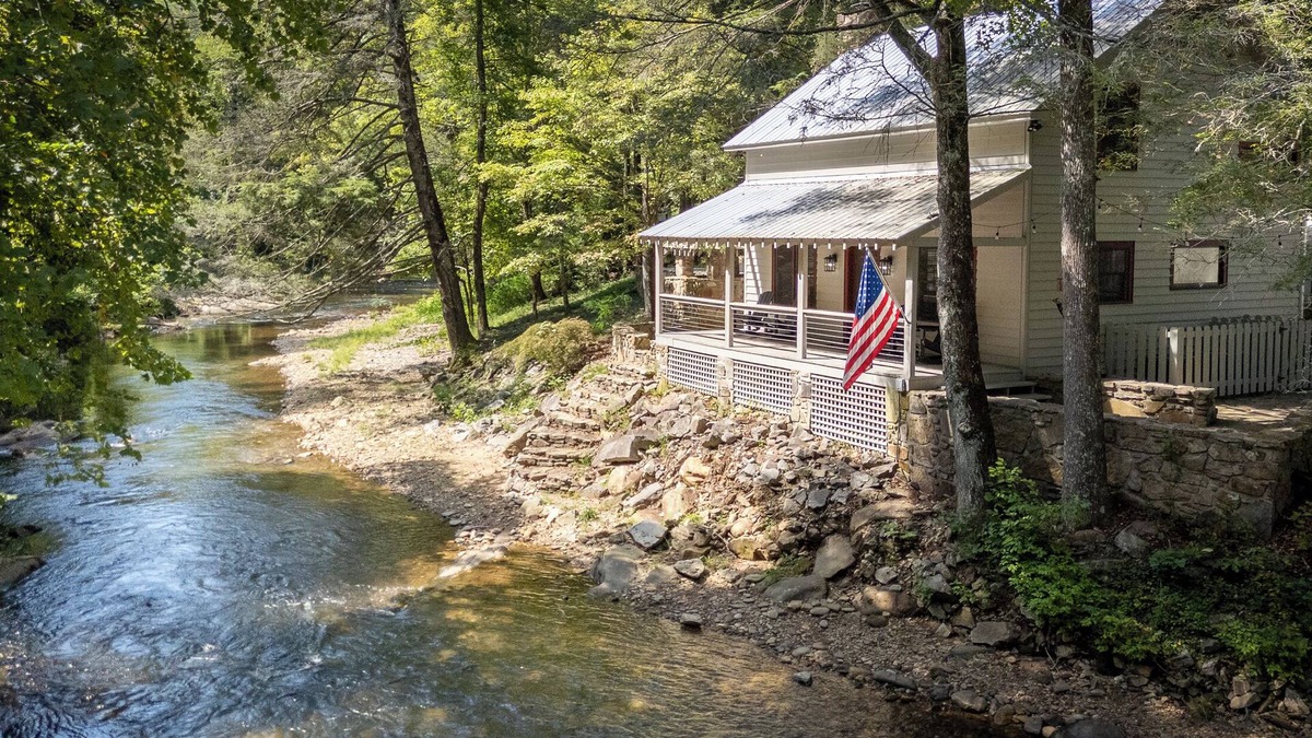 Helen Cabin | Helen's Newest Riverfront Rental on the Chattahoochee River