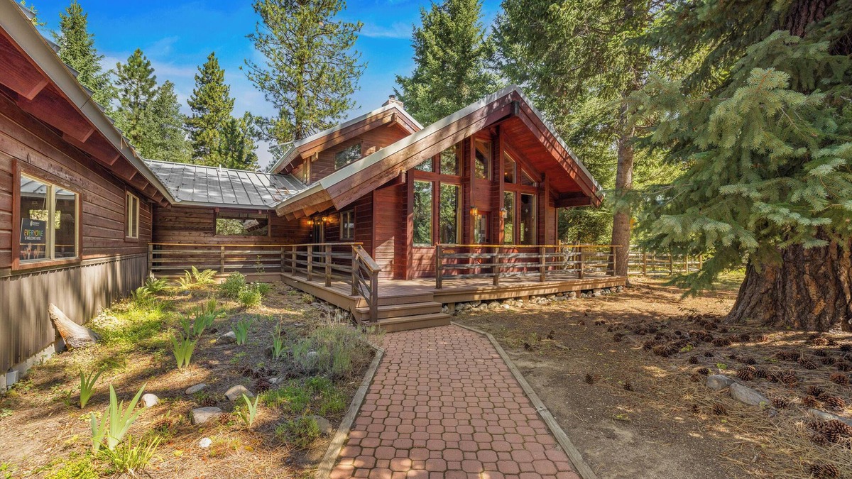 McCall House | Helen's Place- Spacious pet friendly home near ponderosa park and golf