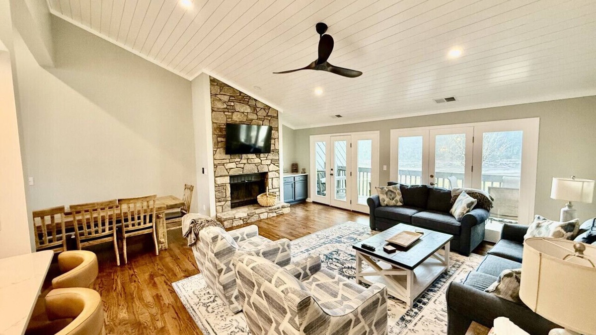 Lake Lure House | ~Hell of a View-Rumbling Bald Elite Lakeside Condo