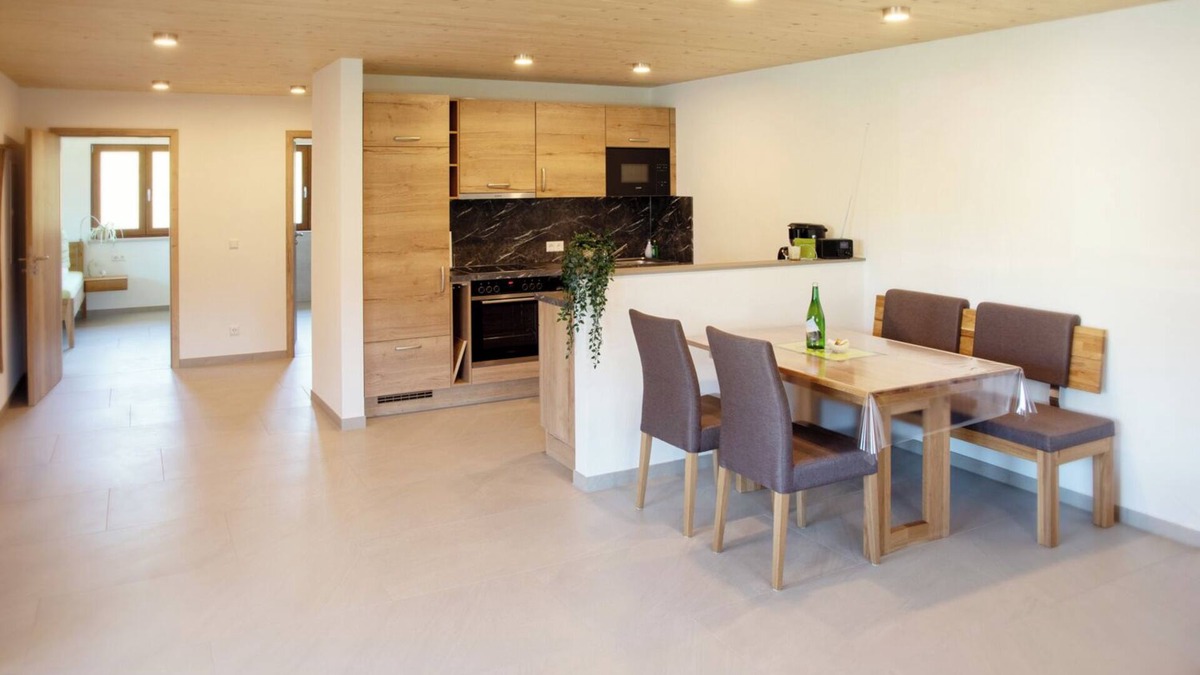 Konigheim Apartment | Helle Ferienwohnung mit Voll Ausgestatteter Küche