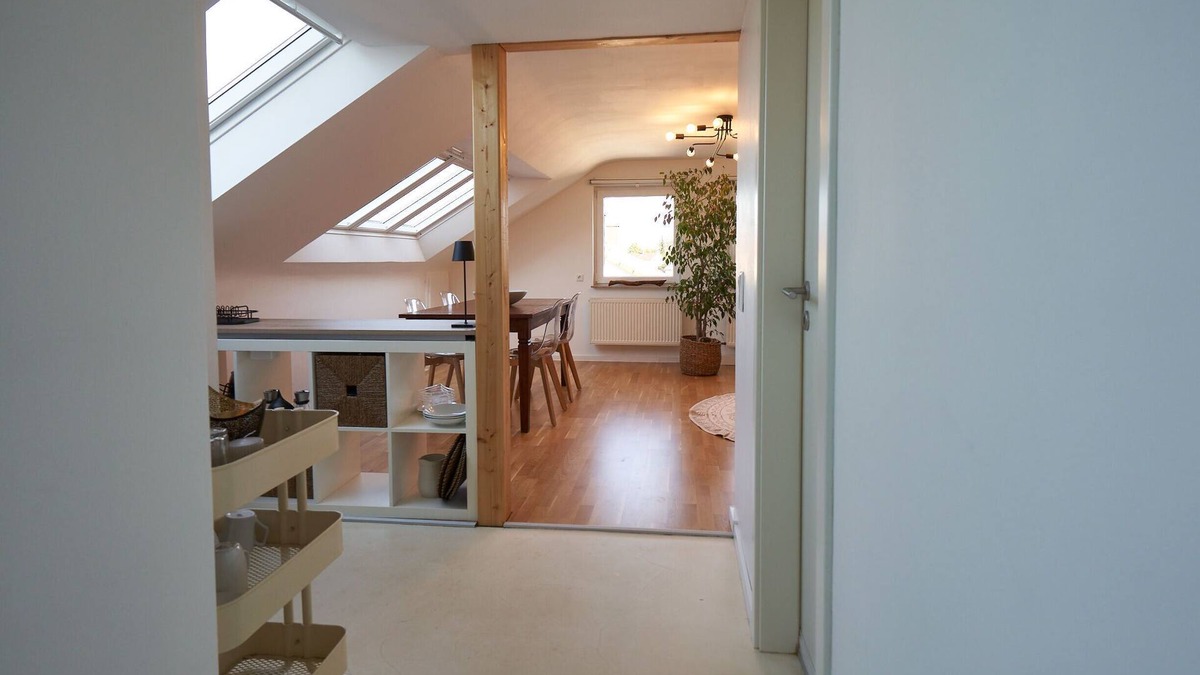 Freiberg am Neckar Apartment | Helle, Gemütliche Dachgeschosswohnung mit Blick Über das Neckartal