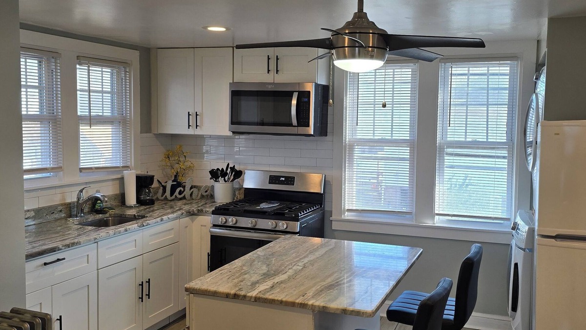 Wilmington Apartment | Hello, welcome to our COMFY 2 BEDROOM apartment located in Wilmington Delaware.