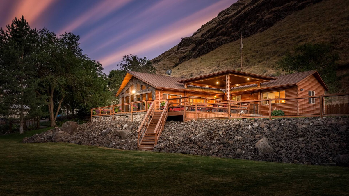 Anatone Cabin | Hells Gate Estate on the beautiful Snake River