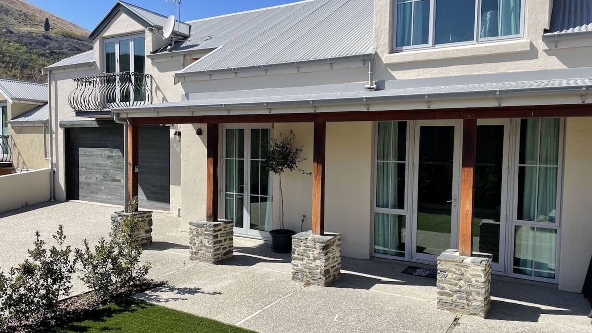 Arrowtown House | Helms Court Family Home