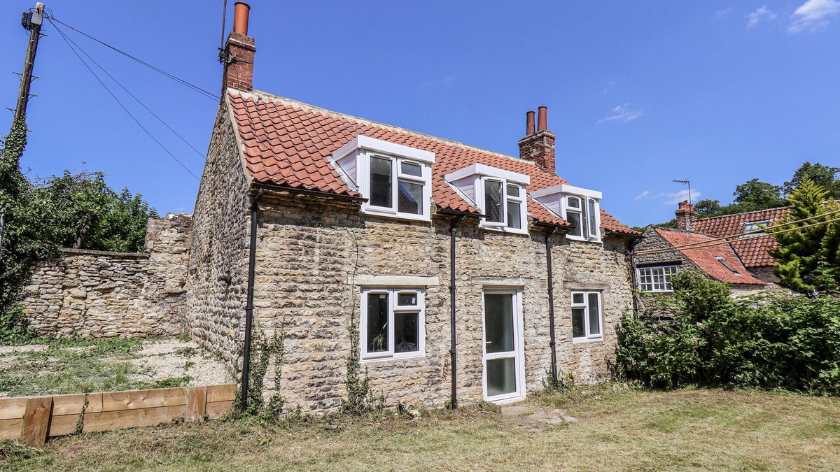 Thornton Dale Cottage | HEMDIN COTTAGE, pet friendly, with a garden in Thornton Dale