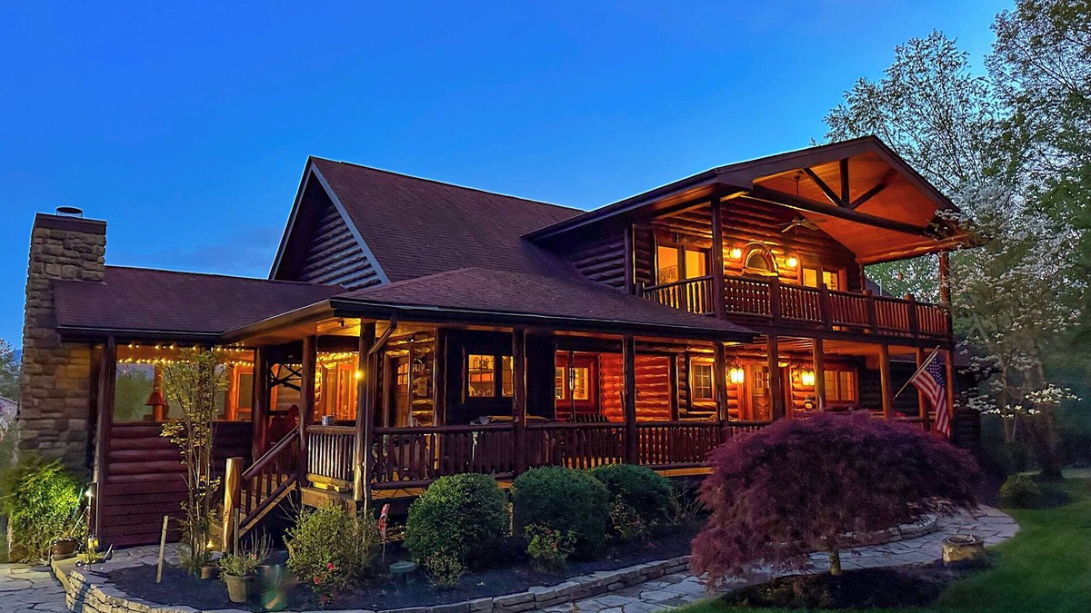 Bentonville Cabin | Hemlock Haven: Luxury Log Retreat w/Sauna, Saloon & Blue Ridge Views