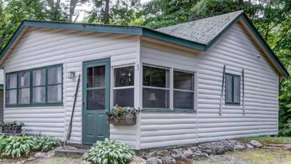 Brill Cabin | Hemlock Hide-A-Way Cozy Romantic Private Lake Cabin