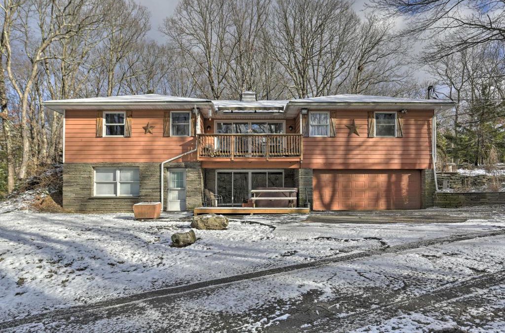 Dingmans Ferry House | Hemlock House Epic Arcade Room, Hot Tub, Theater!