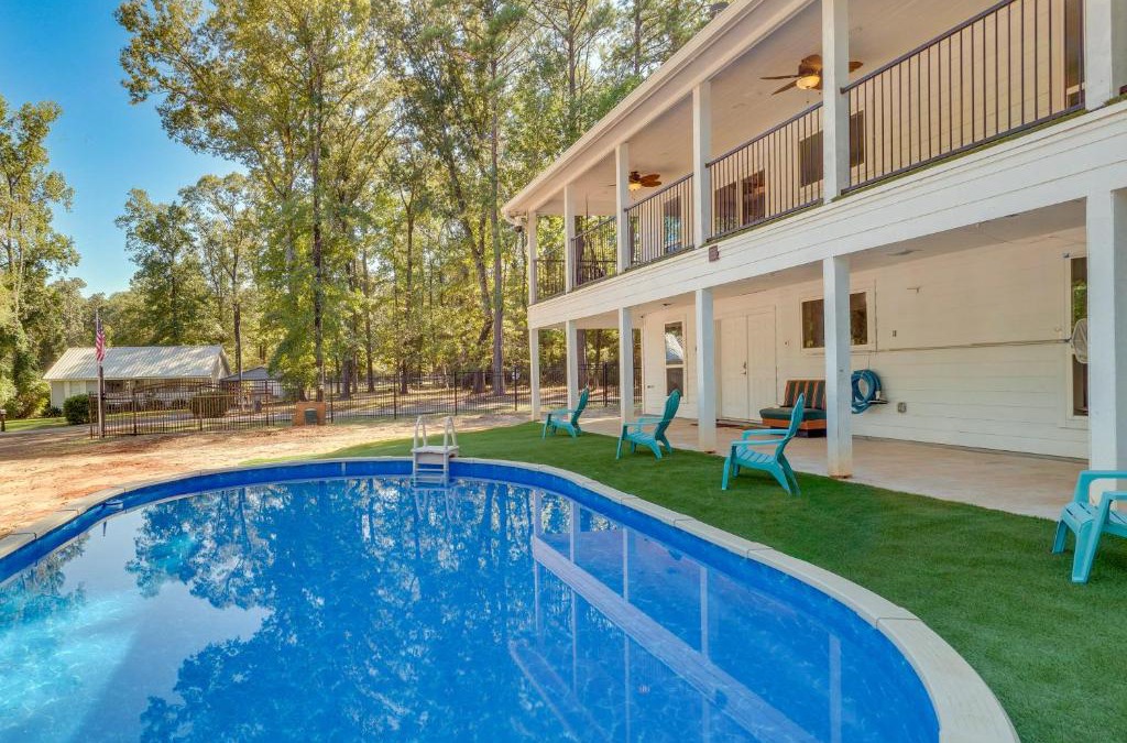 Geneva Apartment | Hemphill Vacation Rental with Pool, Walk to Lake!