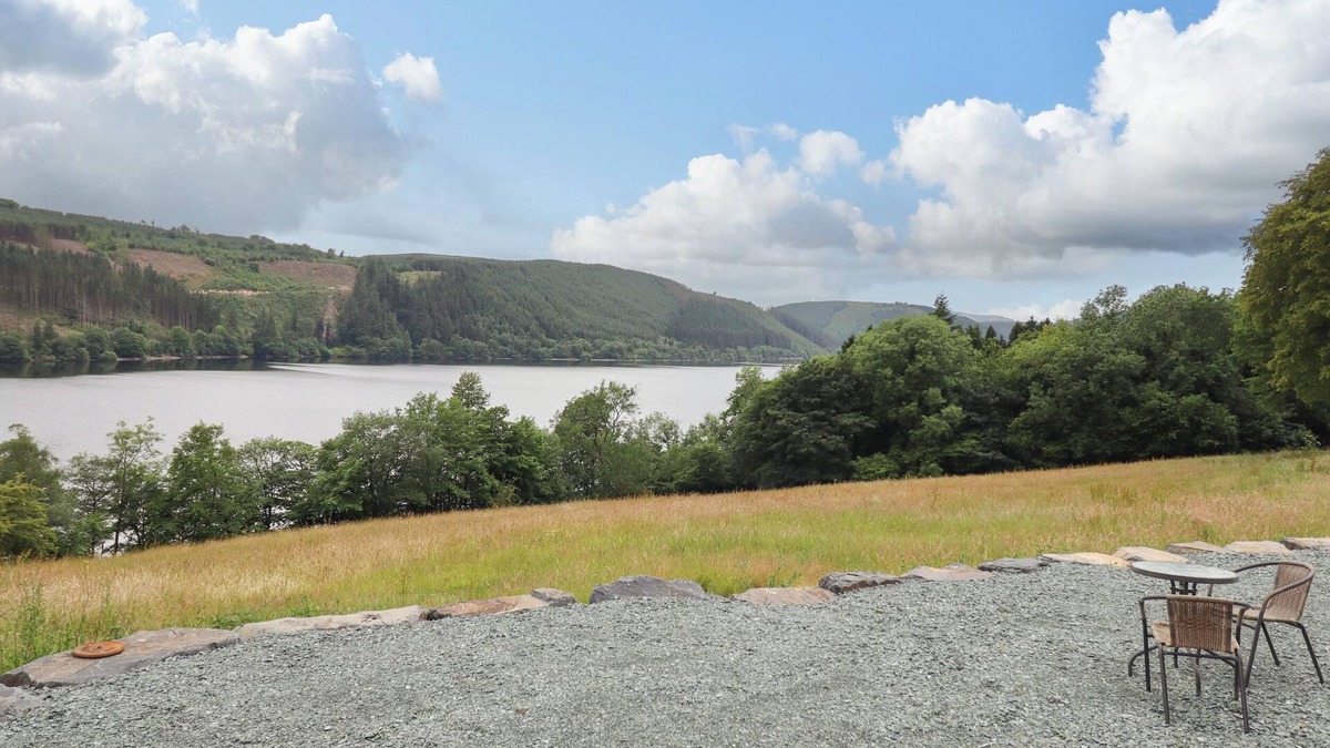 Llanwddyn Cottage | HEN BLAID, pet friendly, character holiday cottage in Lake Vyrnwy