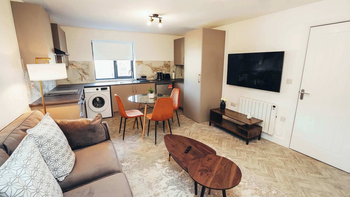 Barrow-on-Trent Apartment | Hen & Chickens Luxury Apt Free Parking | By DerBnB