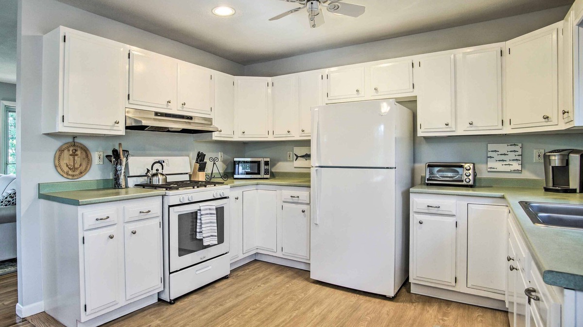 Pocasset Cottage | Hen Cove Home w/Wood Deck - Walk to Beaches!