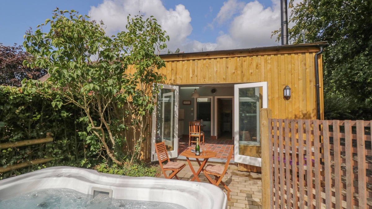 Rugeley Cottage | HEN HOUSE VIEW, pet friendly, with hot tub in Rugeley