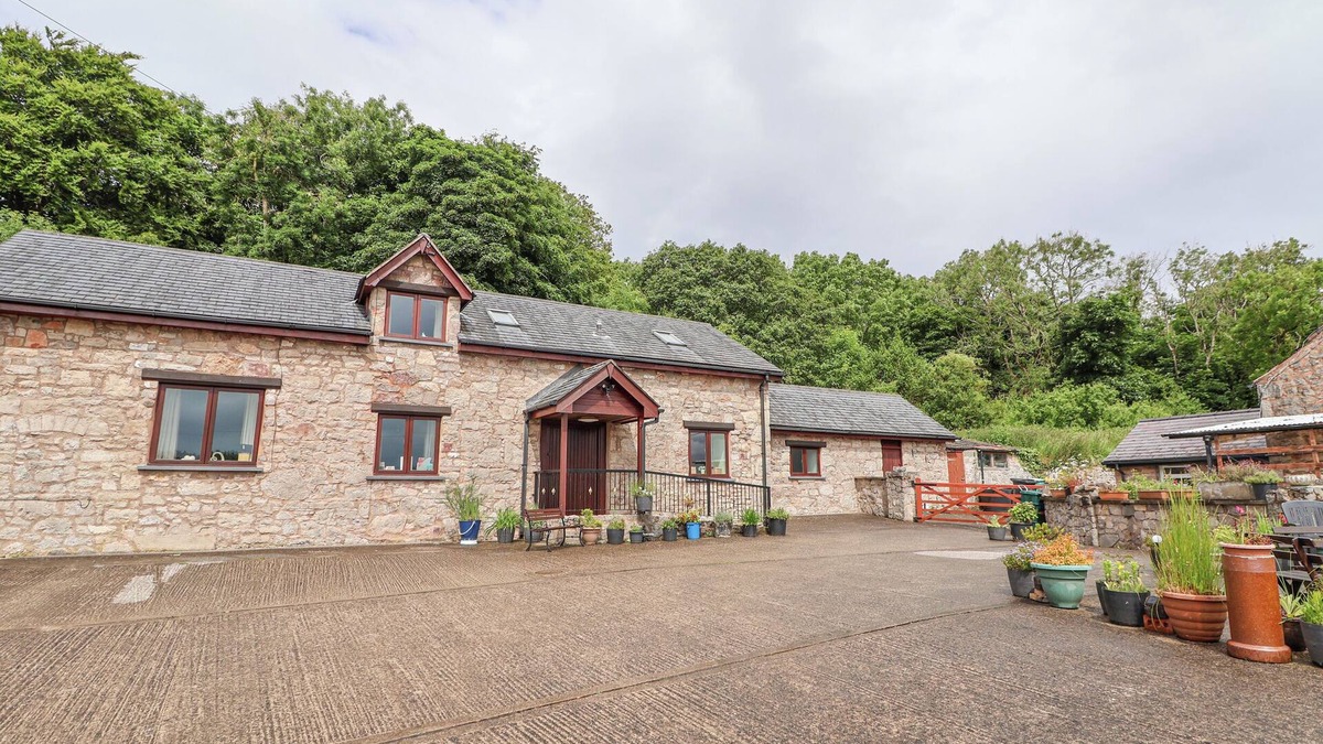 Rhyd-y-foel Cottage | HENBLAS COTTAGE, family friendly, with a garden in Rhyd-Y-Foel