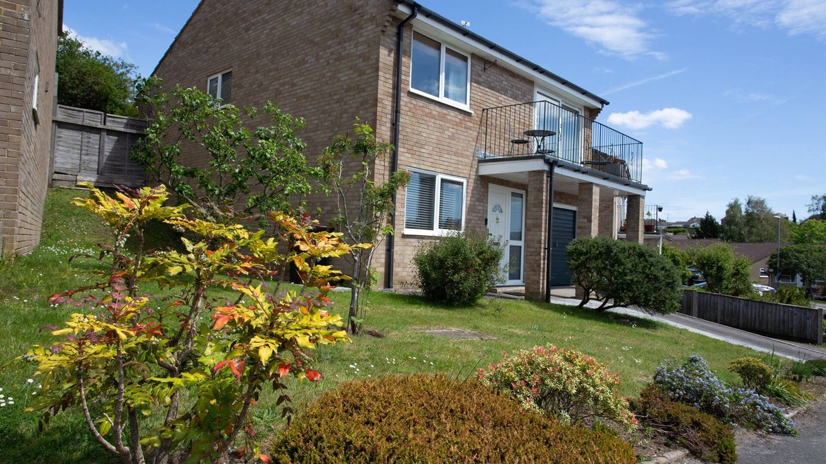 Corfe Mullen Cottage | HENBURY HIDE, family friendly, with a garden in Corfe Mullen