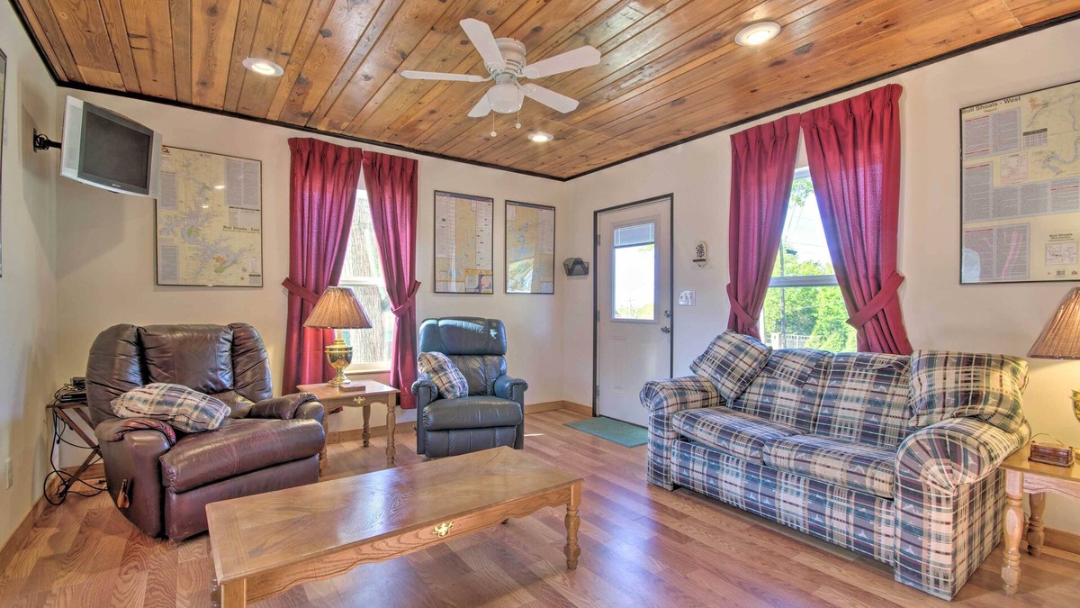 Henderson Cabin | Henderson Getaway: 1 Block to Norfork Lake!