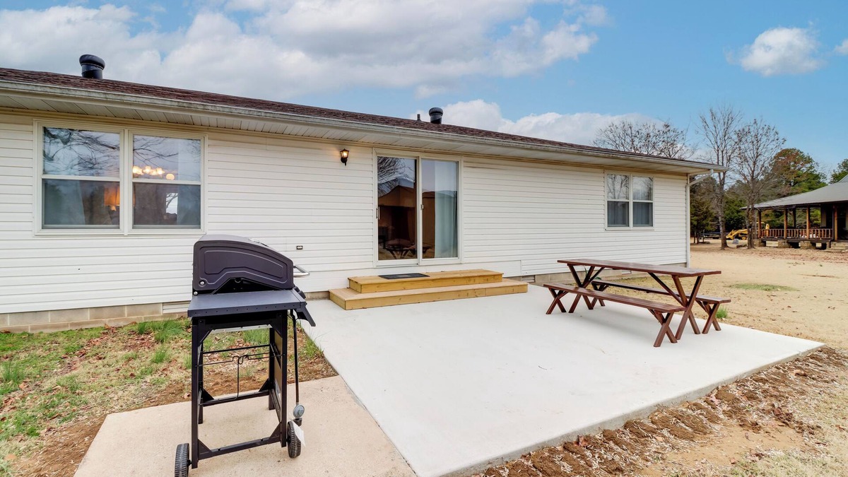 Henderson House | Henderson Home w/Patio: 1 Mi to Norfork Lake