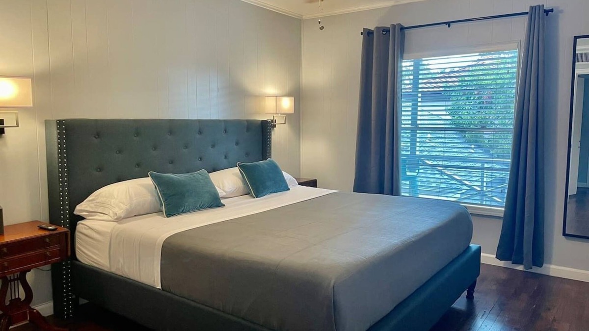 Knox - Henderson Apartment | Henderson Retreat - King bed, patio, walk to fun