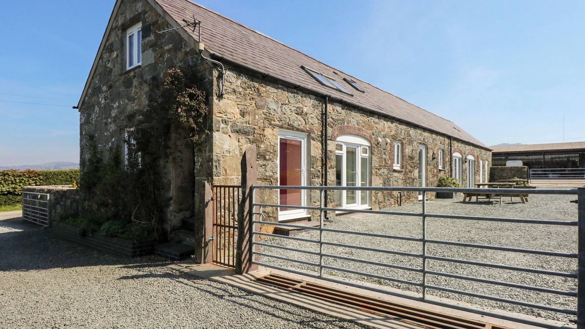 Caernarfon Cottage | HENDRE, family friendly, character holiday cottage in Pontllyfni