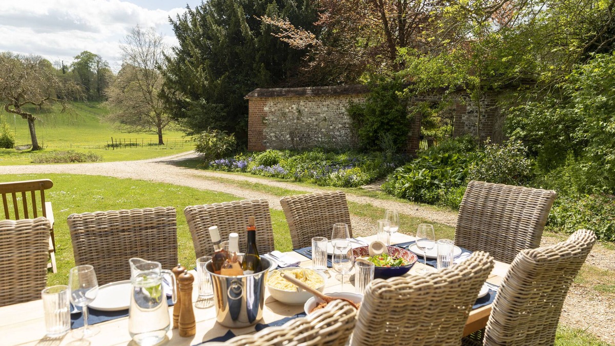 Shrewton House | Henge Estate: 9-10 bedroom Manor House near Stonehenge; (sleeps 5 to 24 people)