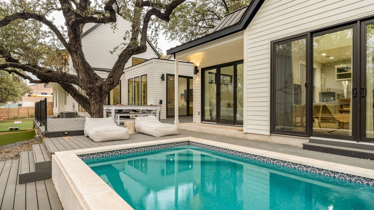 Bouldin House | Henley by AvantStay | Plunge Pool, Incredible Patio & Guest House!