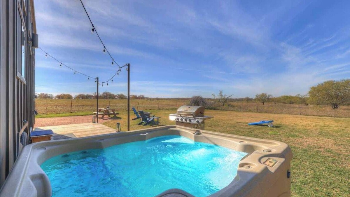 Fredericksburg House | Henley-Tiny Home-HotTub-Firepit
