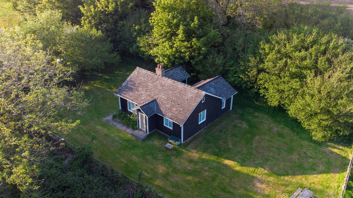 Felindre Farchog Cottage | HENLLYS LODGE, pet friendly, with open fire in Newport, Pembrokeshire