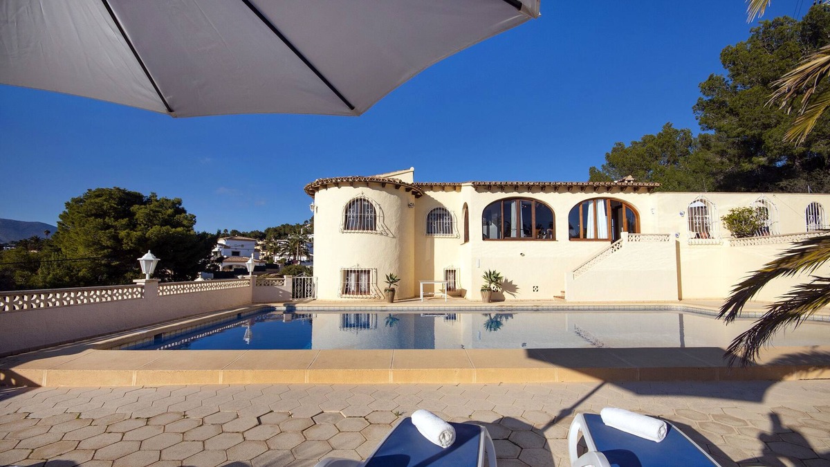 La Empedrola Villa | Heno- sea view, large house, private pool!