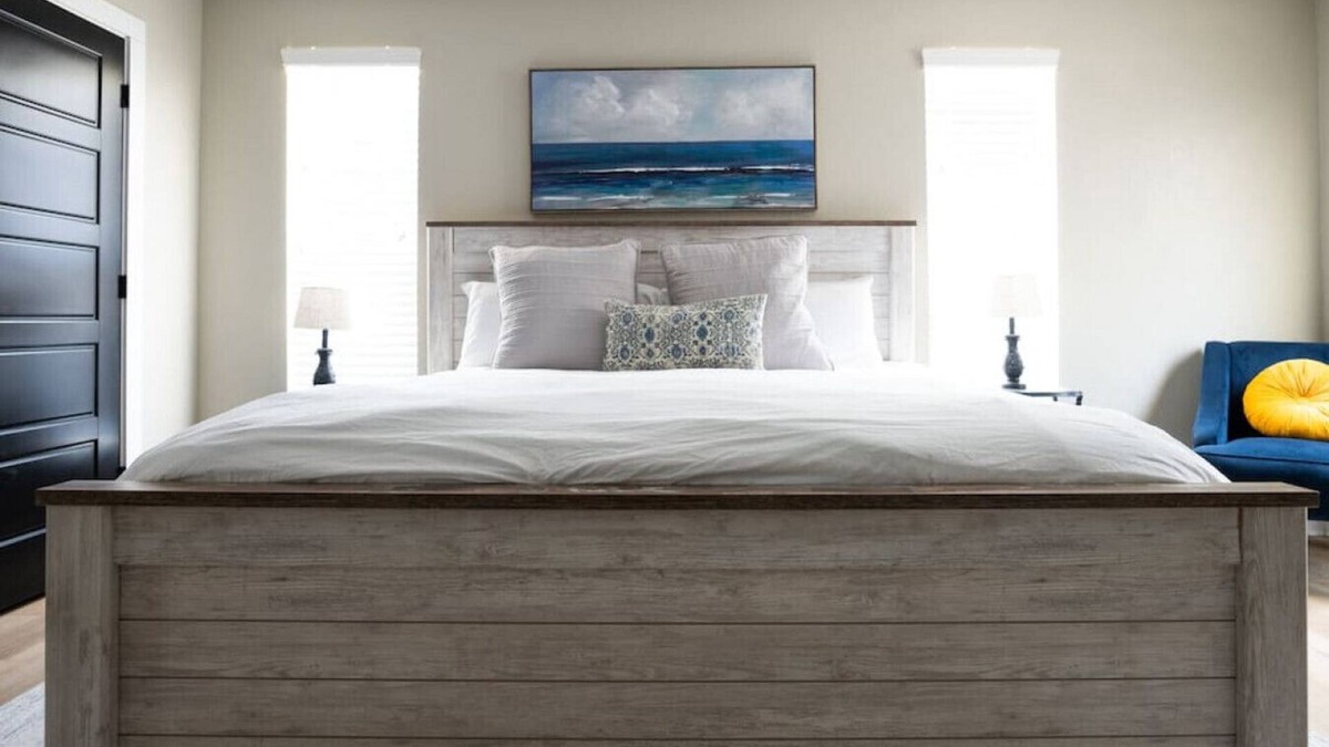 Bryan House | Henry's Haven - Fully Renovated 5 Bedroom House Minutes from Downtown Bryan
