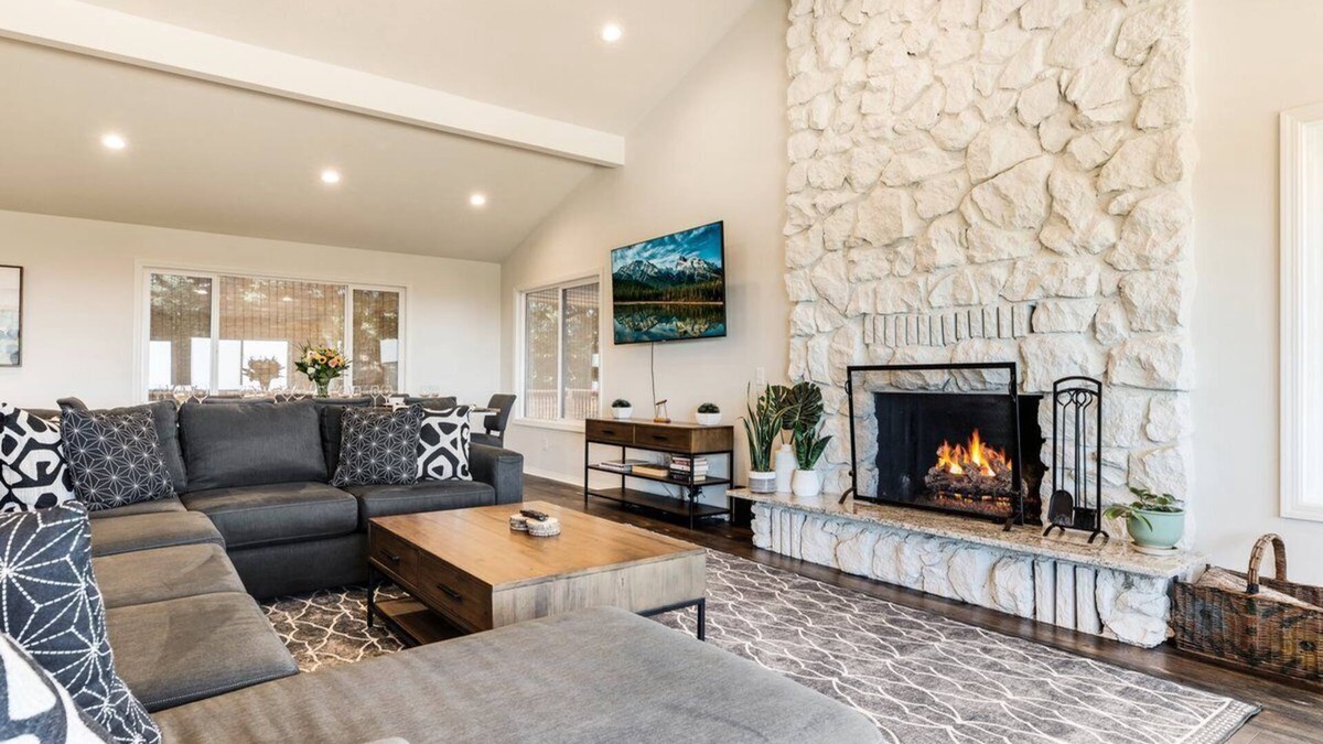 Dundee House | Henry's Hideout - Four King Bedroom Home Overlooking World Class Vineyards