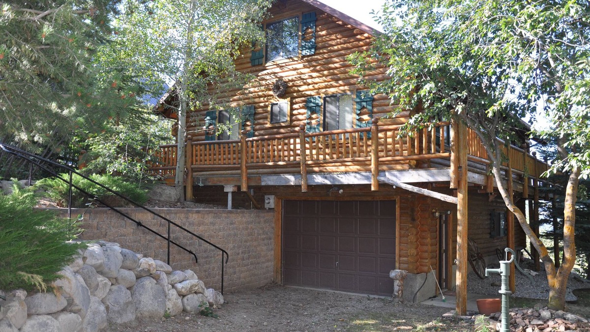 Island Park Cabin | Henry's Lake, Yellowstone Park, Log Cabin. W Yellowstone: 15 min drive